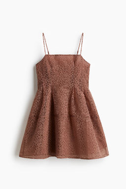 Vestido de tirantes con dise?o bordado