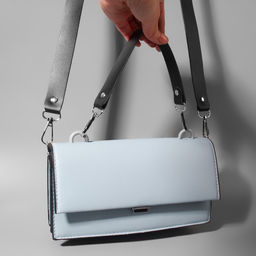 Ручка для сумки из натуральной кожи, с карабинами, 30 ± 2 см × 2.5 см, цвет чёрный/серебряный