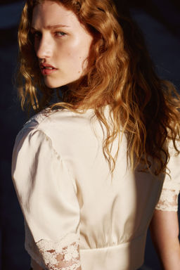 Top cropped con ribetes de encaje - H&m фото 4