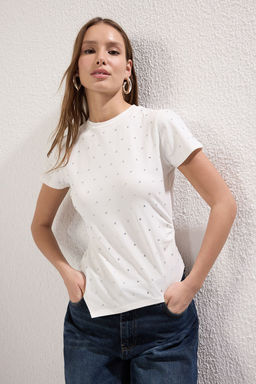 Beyaz Tasl? Asimetrik Fitted/Vucuda Oturan Orme T-shirt TWOSS25BZ00277