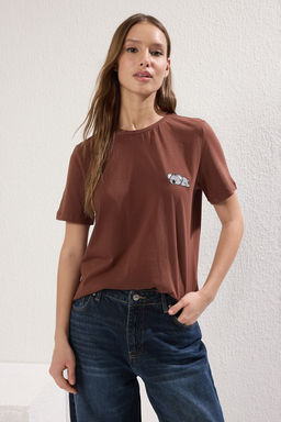 TRENDYOLMILLA Beyaz %100 Pamuk Nak?sl? Regular/Normal Kal?p Orme T-Shirt TWOSS24TS00160