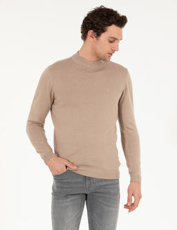 Базовый свитер стандартного кроя светло-коричневого цвета с водолазкой длиной в четверть