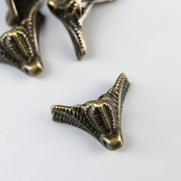 Цена за 2 шт. Уголок (ножка) для шкатулки металл «Рептилия», набор 4 шт., 1.5×2×1.5 см