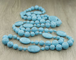 Бирюза голубая (имитация), разноразмерные круглые с плоскими овалами 18х25мм, бусы "Стихия", длина бус 124см