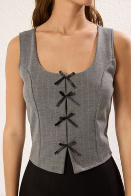 Gri Cizgili Kurdele Baglama Detayl? Vucuda Oturan Kare Yaka S?f?r Kol Orme Bluz TWOSS25BZ00147