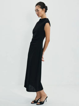 Платье миди приталенного кроя / Zarina