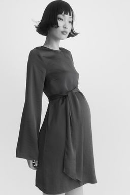 MAMA Vestido de saten con cinturon de anudar
