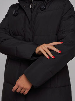 Пальто утепленное молодежное зимнее женское черного цвета 52329Ch - Holdluck фото 14