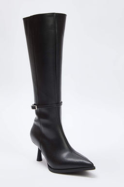 Siyah Bant Toka Detayl? Sivri Burun Ince Topuklu Cizme
TAKAW26CZ00011 - Trendyolmilla фото 2