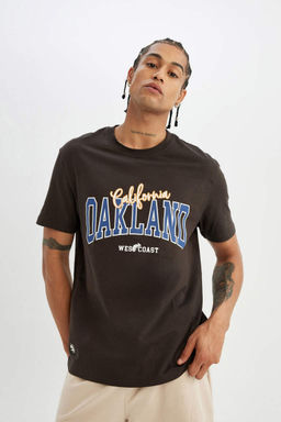 Футболка стандартного кроя с круглым вырезом и короткими рукавами с принтом