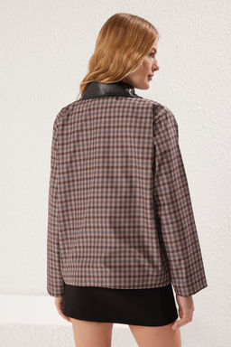 TRENDYOLMILLA Cok Renkli Poti Kare Desenli Suni Deri Yaka Detayl? Oversize Ceket Mont TWOSS25MO00022  фото 5