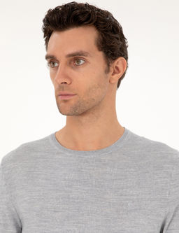 Светло-серый базовый трикотажный свитер из смесовой шерсти приталенного кроя с круглым вырезом - Cacharel фото 2