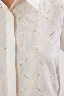 TRENDYOLMILLA Beyaz Brode Kumas K?sa Kol Regular Normal Kal?p Dokuma Crop Gomlek TWOSS25GO00082 фото 5