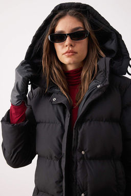 TRENDYOLMILLA Siyah Kapusonlu Su Itici Sisme Mont TWOAW24MO00184  фото 2