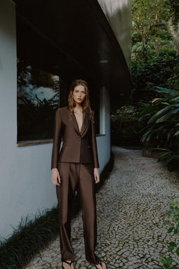 BLAZER ENTALLADA SATINADA / Marr?n