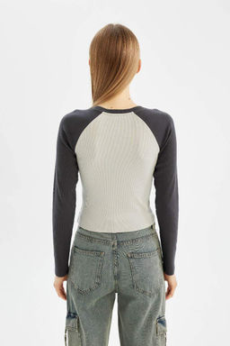 Женская антрацитовая футболка с длинным рукавом в рубчик с круглым вырезом и принтом - Defacto фото 6