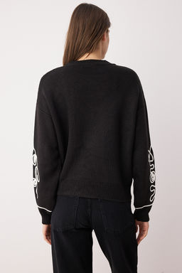 Ekru Oversize/Genis Kal?p Kol Islemeli Triko Kazak TWOAW26KZ00037 - Trendyolmilla фото 16