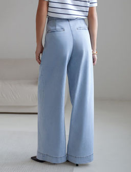 Широкие джинсы с защипами из облегченного денима