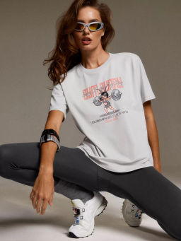 Свободная футболка с ярким принтом