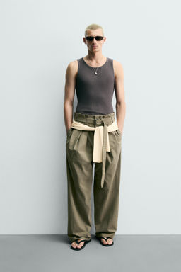 PANTAL?N WIDE FIT PLIEGUES CINTUR?N / Verde fl?or