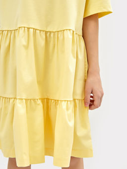 Многоярусное платье силуэта оверсайз для девочек светло-желтое - Mark formelle фото 5