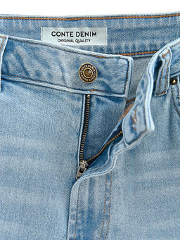 CONTE CON-730 Джинсы mom с легким эффектом потёртостей и разрушений light blue - Conte elegant фото 11