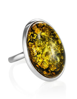 Стильное кольцо с натуральным цельным янтарём зелёного цвета Глянец