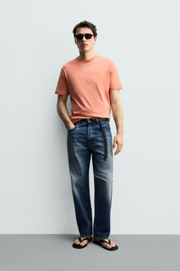 CAMISETA REGULAR FIT BORDADO CONTRASTE / Coral