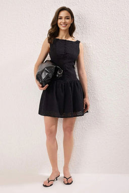 TRENDYOLMILLA Limited Edition Beyaz Etegi Belden Ac?lan Dugme Detayl? Brode Mini Dokuma Elbise TWOSS25EL00521 фото 6