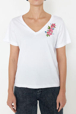 TRENDYOLMILLA Beyaz %100 Pamuk Regular/Normal Kal?p Nak?sl? V Yaka Orme T-Shirt TWOSS24TS00266  фото 5