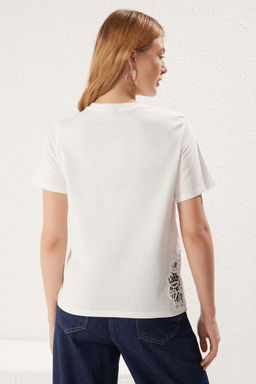 TRENDYOLMILLA Ekru Dantel Detayl? Regular/Normal Kal?p Orme T-Shirt TWOSS25TS00015  фото 5