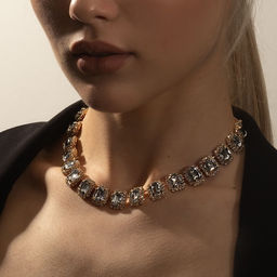 Колье Драгоценность квадраты в стразах, цвет белый в золоте, 32 см