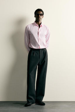 CAMISA REGULAR FIT ESTRUCTURA / Coral rojo