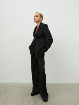 Темно-коричневые брюки в клетку