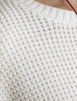 Укороченный джемпер с широкими рукавами рельефной вязки из хлопка с акрилом