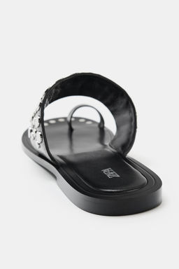 SANDALIA PLANA PIEL TACHAS / Negro