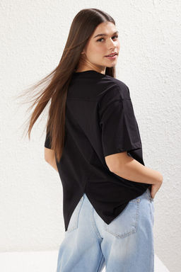 TRENDYOLMILLA Visne Curugu %100 Suprem Oversize/Genis Kesim Asimetrik S?rt Detayl? Orme T-Shirt TWOSS25TS00040