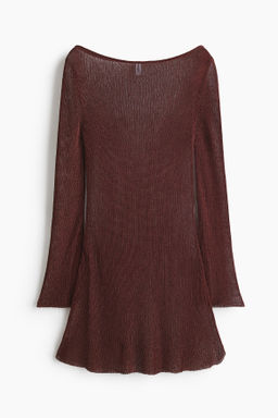 Vestido brillante con falda acampanada