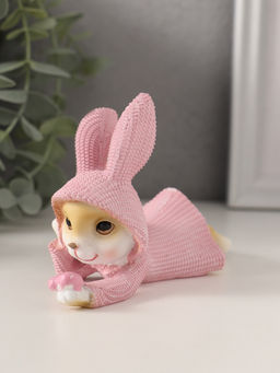 Фигурка полистоун «Зайка в вязаном розовом платьице, смотрит на сердечко», 12.5×5.5×8 см
