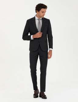 Черный костюм узкого кроя