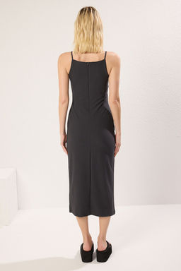 TRENDYOLMILLA Yag Yesili Kare Yaka Bodycone/Vucuda Oturan Midi Orme Elbise TWOSS25EL00082