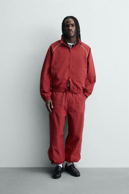 PANTAL?N JOGGER T?CNICO BANDAS CONTRASTE / Rojo