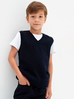 Темно-синий вязаный жилет для мальчика