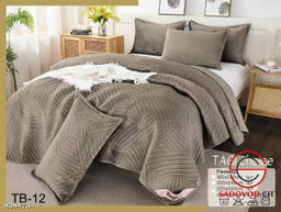 Покрывало и наволочки на кровать