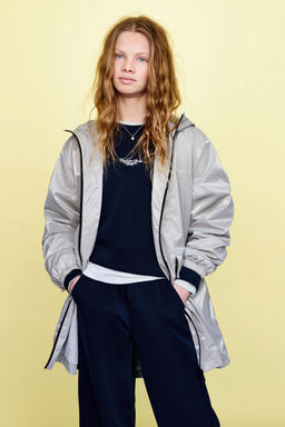 CAZADORA CAPUCHA ENGOMADA WATER REPELLENT / Plata