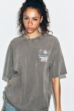 CAMISETA EFECTO LAVADO TEXTO / Gris antracita