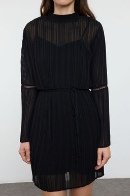 Trendyolmilla Siyah Kusakl? Etegi Belden Ac?lan Pliseli Mini Dokuma K?sl?k Elbise TWOAW25EL00496  фото 3