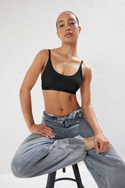 TRENDYOLMILLA Siyah Micro Parlak Serit Lastikli Balensiz Kapl? Bustiyer Orme Sutyen THMSS25SU00013