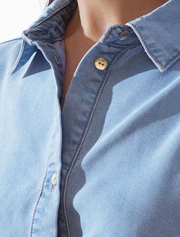 Длинное платье-рубашка с поясом и разрезами из джинсового лиоцелла - Vilatte фото 2