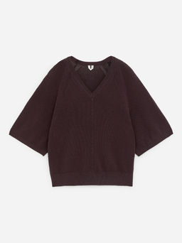 Top de punto con cuello de pico